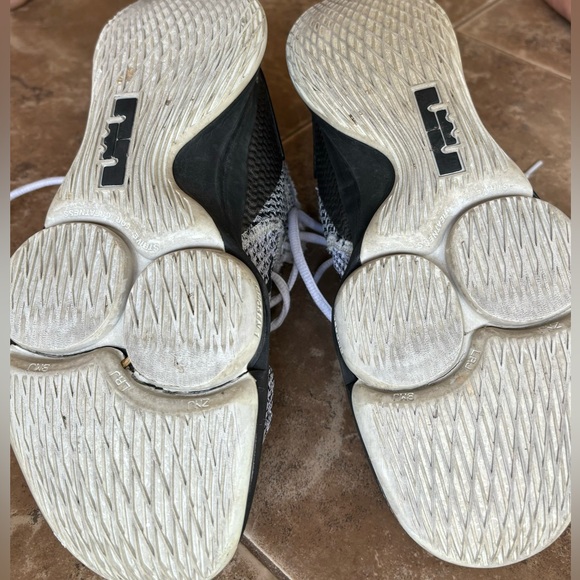 Size 8 - Nike LeBron Witness 4 White Black - Picture 4 of 7